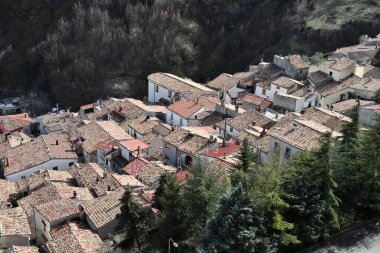 Roccamandolfi, Isernia, Molise, İtalya 11 Mart 2025: Roccamandolfi köyü kaleye giden yoldan görüldü