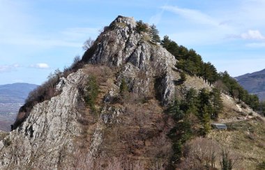 Roccamandolfi, Isernia, Molise, Italy  March 11, 2025: Trail 140 c of the Regional Nature Reserve of the Torrente Callora along the Rio Torrone on the slopes of Mount Crivati clipart