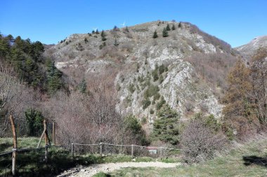 Roccamandolfi, Isernia, Molise, İtalya 11 Mart 2025: Crivati Dağı yamaçlarındaki Rio Torrone boyunca Torrente Callora 'nın Bölgesel Doğa Rezervi 140 c.