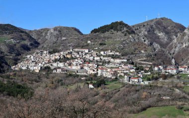 Roccamandolfi, Isernia, Molise, İtalya 11 Mart 2025: Roccamandolfi köyü kaleye giden yoldan görüldü