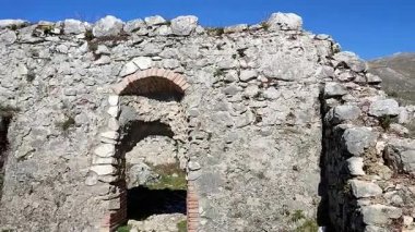 Roccamandolfi, Isernia, Molise, İtalya 11 Mart 2025: Kalenin kalıntıları 10. yüzyılda Lombard asilzadesi Maginulfo tarafından köye ve Callora Akıntısı 'nın Bölgesel Doğa Koruma Alanı' na bakan kayalık çıkıntıya inşa edildi.