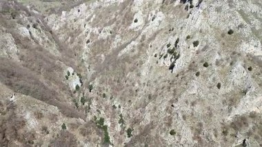 Roccamandolfi, Isernia, Molise, İtalya 11 Mart 2025: Kalenin kalıntıları 10. yüzyılda Lombard asilzadesi Maginulfo tarafından köye ve Callora Akıntısı 'nın Bölgesel Doğa Koruma Alanı' na bakan kayalık çıkıntıya inşa edildi.