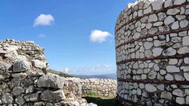 Roccamandolfi, Isernia, Molise, İtalya 11 Mart 2025: Kalenin kalıntıları 10. yüzyılda Lombard asilzadesi Maginulfo tarafından köye ve Callora Akıntısı 'nın Bölgesel Doğa Koruma Alanı' na bakan kayalık çıkıntıya inşa edildi.