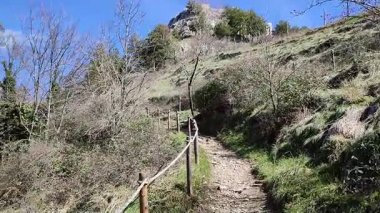 Roccamandolfi, Isernia, Molise, İtalya 11 Mart 2025: Kalenin kalıntıları 10. yüzyılda Lombard asilzadesi Maginulfo tarafından köye ve Callora Akıntısı 'nın Bölgesel Doğa Koruma Alanı' na bakan kayalık çıkıntıya inşa edildi.