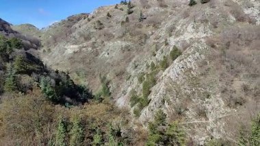 Roccamandolfi, Isernia, Molise, İtalya 11 Mart 2025: Kalenin kalıntıları 10. yüzyılda Lombard asilzadesi Maginulfo tarafından köye ve Callora Akıntısı 'nın Bölgesel Doğa Koruma Alanı' na bakan kayalık çıkıntıya inşa edildi.
