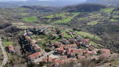Roccamandolfi, Isernia, Molise, İtalya 11 Mart 2025: Roccamandolfi köyü kaleye giden yoldan görüldü