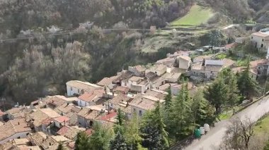 Roccamandolfi, Isernia, Molise, İtalya 11 Mart 2025: Roccamandolfi köyü kaleye giden yoldan görüldü