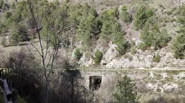 Roccamandolfi, Isernia, Molise, İtalya 11 Mart 2025: Crivari Dağı yamaçlarındaki Fosso Fornello nehrinden geçen çelik asma köprüsü 2009 yılında açıldı
