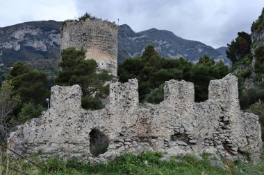 Pontone, Campania, İtalya 17 Mart 2025: Torre dello Ziro, 12. yüzyılda Monte Aureo 'daki Scalella Kalesi' nin Atrani ve Amalfi Sahili arasında hakim olan savunma sistemi olarak inşa edildi.