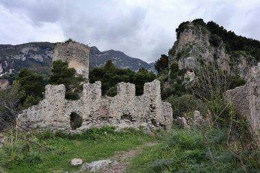 Pontone, Campania, İtalya 17 Mart 2025: Torre dello Ziro, 12. yüzyılda Monte Aureo 'daki Scalella Kalesi' nin Atrani ve Amalfi Sahili arasında hakim olan savunma sistemi olarak inşa edildi.