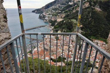 Pontone, Campania, İtalya 17 Mart 2025: Torre dello Ziro, 12. yüzyılda Monte Aureo 'daki Scalella Kalesi' nin Atrani ve Amalfi Sahili arasında hakim olan savunma sistemi olarak inşa edildi.