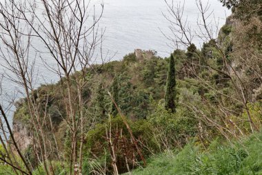 Pontone, Campania, İtalya 17 Mart 2025: Torre dello Ziro, 12. yüzyılda Monte Aureo 'daki Scalella Kalesi' nin Atrani ve Amalfi Sahili arasında hakim olan savunma sistemi olarak inşa edildi.
