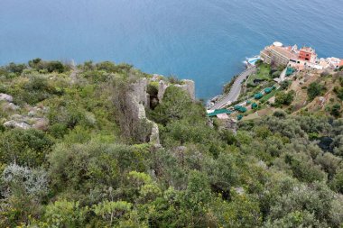 Pontone, Campania, İtalya 17 Mart 2025: Torre dello Ziro, 12. yüzyılda Monte Aureo 'daki Scalella Kalesi' nin Atrani ve Amalfi Sahili arasında hakim olan savunma sistemi olarak inşa edildi.
