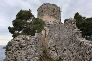 Pontone, Campania, İtalya 17 Mart 2025: Torre dello Ziro, 12. yüzyılda Monte Aureo 'daki Scalella Kalesi' nin Atrani ve Amalfi Sahili arasında hakim olan savunma sistemi olarak inşa edildi.