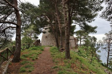 Pontone, Campania, İtalya 17 Mart 2025: Torre dello Ziro, 12. yüzyılda Monte Aureo 'daki Scalella Kalesi' nin Atrani ve Amalfi Sahili arasında hakim olan savunma sistemi olarak inşa edildi.