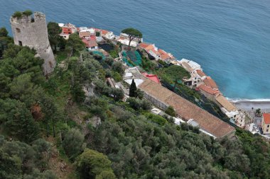 Pontone, Campania, İtalya 17 Mart 2025: Torre dello Ziro, 12. yüzyılda Monte Aureo 'daki Scalella Kalesi' nin Atrani ve Amalfi Sahili arasında hakim olan savunma sistemi olarak inşa edildi.