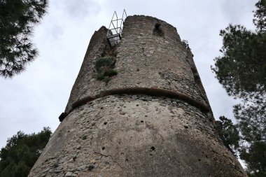 Pontone, Campania, İtalya 17 Mart 2025: Torre dello Ziro, 12. yüzyılda Monte Aureo 'daki Scalella Kalesi' nin Atrani ve Amalfi Sahili arasında hakim olan savunma sistemi olarak inşa edildi.