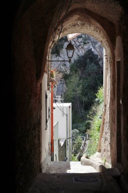 Pontone, Campania, İtalya 17 Mart 2025: Küçük köyün merkezinden Torre dello Ziro 'ya, Scalella Kalesi' nin ortaçağ kalıntılarına ve Monte Aureo 'nun bakış açısına giden yol