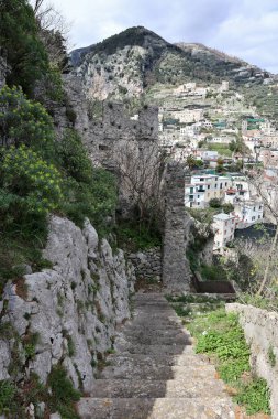 Pontone, Campania, İtalya 17 Mart 2025: Küçük köyün merkezinden Torre dello Ziro 'ya, Scalella Kalesi' nin ortaçağ kalıntılarına ve Monte Aureo 'nun bakış açısına giden yol
