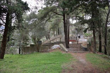 Pontone, Campania, İtalya 17 Mart 2025: Küçük köyün merkezinden Torre dello Ziro 'ya, Scalella Kalesi' nin ortaçağ kalıntılarına ve Monte Aureo 'nun bakış açısına giden yol