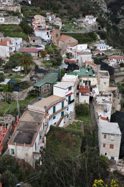 Pontone, Campania, İtalya 17 Mart 2025: Küçük köyün merkezinden Torre dello Ziro 'ya, Scalella Kalesi' nin ortaçağ kalıntılarına ve Monte Aureo 'nun bakış açısına giden yol