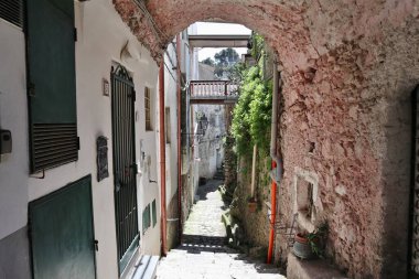 Pontone, Campania, İtalya 17 Mart 2025: Küçük köyün merkezinden Torre dello Ziro 'ya, Scalella Kalesi' nin ortaçağ kalıntılarına ve Monte Aureo 'nun bakış açısına giden yol