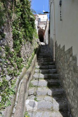 Pontone, Campania, İtalya 17 Mart 2025: Küçük köyün merkezinden Torre dello Ziro 'ya, Scalella Kalesi' nin ortaçağ kalıntılarına ve Monte Aureo 'nun bakış açısına giden yol