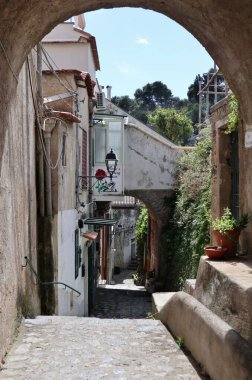 Pontone, Campania, İtalya 17 Mart 2025: Küçük köyün merkezinden Torre dello Ziro 'ya, Scalella Kalesi' nin ortaçağ kalıntılarına ve Monte Aureo 'nun bakış açısına giden yol