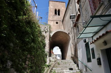 Pontone, Campania, İtalya 17 Mart 2025: Küçük köyün merkezinden Torre dello Ziro 'ya, Scalella Kalesi' nin ortaçağ kalıntılarına ve Monte Aureo 'nun bakış açısına giden yol