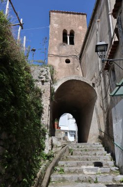 Pontone, Campania, İtalya 17 Mart 2025: Küçük köyün merkezinden Torre dello Ziro 'ya, Scalella Kalesi' nin ortaçağ kalıntılarına ve Monte Aureo 'nun bakış açısına giden yol