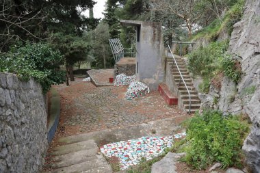 Pontone, Campania, İtalya 17 Mart 2025: Küçük köyün merkezinden Torre dello Ziro 'ya, Scalella Kalesi' nin ortaçağ kalıntılarına ve Monte Aureo 'nun bakış açısına giden yol