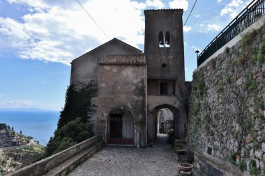 Pontone, Campania, İtalya 17 Mart 2025: Küçük köyün merkezinden Torre dello Ziro 'ya, Scalella Kalesi' nin ortaçağ kalıntılarına ve Monte Aureo 'nun bakış açısına giden yol