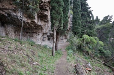 Pontone, Campania, İtalya 17 Mart 2025: Küçük köyün merkezinden Torre dello Ziro 'ya, Scalella Kalesi' nin ortaçağ kalıntılarına ve Monte Aureo 'nun bakış açısına giden yol