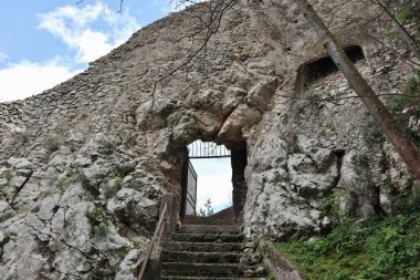 Pontone, Campania, İtalya 17 Mart 2025: Küçük köyün merkezinden Torre dello Ziro 'ya, Scalella Kalesi' nin ortaçağ kalıntılarına ve Monte Aureo 'nun bakış açısına giden yol