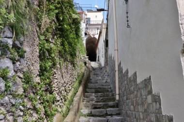 Pontone, Campania, İtalya 17 Mart 2025: Küçük köyün merkezinden Torre dello Ziro 'ya, Scalella Kalesi' nin ortaçağ kalıntılarına ve Monte Aureo 'nun bakış açısına giden yol