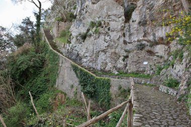 Pontone, Campania, İtalya 17 Mart 2025: Küçük köyün merkezinden Torre dello Ziro 'ya, Scalella Kalesi' nin ortaçağ kalıntılarına ve Monte Aureo 'nun bakış açısına giden yol