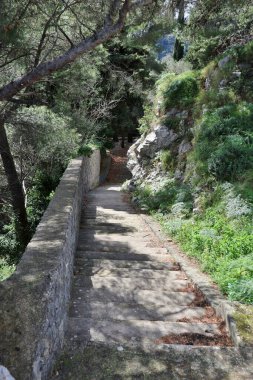 Pontone, Campania, İtalya 17 Mart 2025: Küçük köyün merkezinden Torre dello Ziro 'ya, Scalella Kalesi' nin ortaçağ kalıntılarına ve Monte Aureo 'nun bakış açısına giden yol