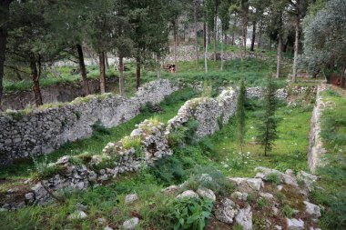 Pontone, Campania, İtalya 17 Mart 2025: Monte Aureo 'daki Scalella Kalesi' nin kalıntıları Atrani ve Amalfi arasındaki Amalfi Sahili 'nin uzantısına bakıyor