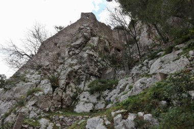 Pontone, Campania, İtalya 17 Mart 2025: Monte Aureo 'daki Scalella Kalesi' nin kalıntıları Atrani ve Amalfi arasındaki Amalfi Sahili 'nin uzantısına bakıyor