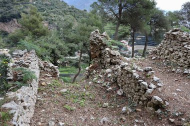 Pontone, Campania, İtalya 17 Mart 2025: Monte Aureo 'daki Scalella Kalesi' nin kalıntıları Atrani ve Amalfi arasındaki Amalfi Sahili 'nin uzantısına bakıyor