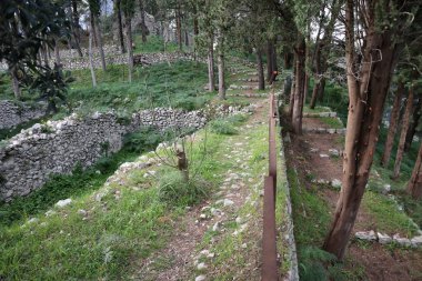 Pontone, Campania, İtalya 17 Mart 2025: Monte Aureo 'daki Scalella Kalesi' nin kalıntıları Atrani ve Amalfi arasındaki Amalfi Sahili 'nin uzantısına bakıyor