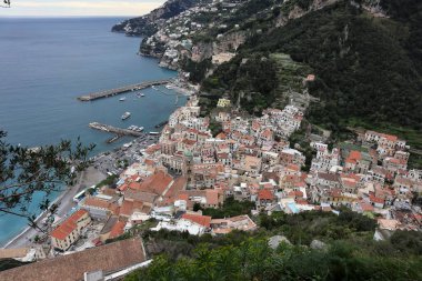 Pontone, Campania, İtalya 17 Mart 2025: Scalella Kalesi ve Ziro Kulesi 'nin orta çağ kalıntılarının bulunduğu Monte Aureo' nun tepesinden panorama