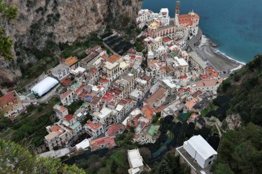 Pontone, Campania, İtalya 17 Mart 2025: Scalella Kalesi ve Ziro Kulesi 'nin orta çağ kalıntılarının bulunduğu Monte Aureo' nun tepesinden panorama