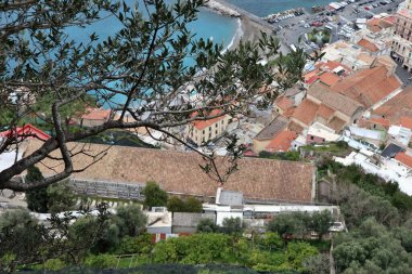 Pontone, Campania, İtalya 17 Mart 2025: Scalella Kalesi ve Ziro Kulesi 'nin orta çağ kalıntılarının bulunduğu Monte Aureo' nun tepesinden panorama
