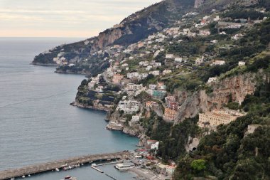 Pontone, Campania, İtalya 17 Mart 2025: Scalella Kalesi ve Ziro Kulesi 'nin orta çağ kalıntılarının bulunduğu Monte Aureo' nun tepesinden panorama