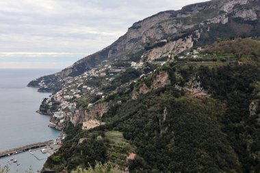 Pontone, Campania, İtalya 17 Mart 2025: Scalella Kalesi ve Ziro Kulesi 'nin orta çağ kalıntılarının bulunduğu Monte Aureo' nun tepesinden panorama