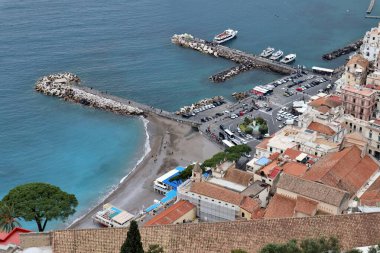 Pontone, Campania, İtalya 17 Mart 2025: Scalella Kalesi ve Ziro Kulesi 'nin orta çağ kalıntılarının bulunduğu Monte Aureo' nun tepesinden panorama