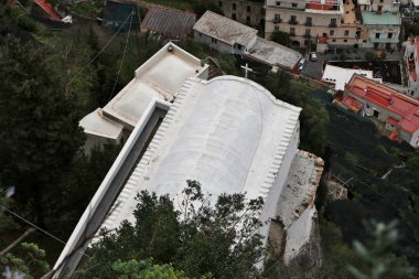 Pontone, Campania, İtalya 17 Mart 2025: Scalella Kalesi ve Ziro Kulesi 'nin orta çağ kalıntılarının bulunduğu Monte Aureo' nun tepesinden panorama