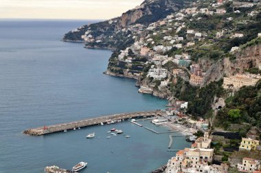 Pontone, Campania, İtalya 17 Mart 2025: Scalella Kalesi ve Ziro Kulesi 'nin orta çağ kalıntılarının bulunduğu Monte Aureo' nun tepesinden panorama