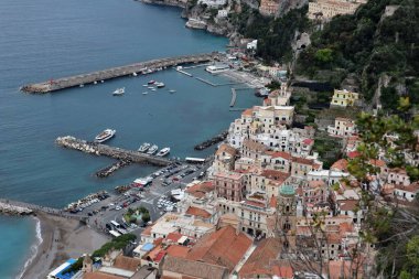 Pontone, Campania, İtalya 17 Mart 2025: Scalella Kalesi ve Ziro Kulesi 'nin orta çağ kalıntılarının bulunduğu Monte Aureo' nun tepesinden panorama